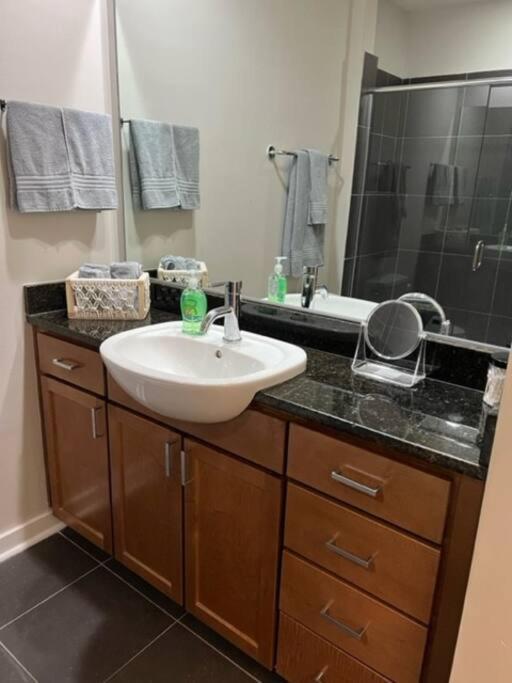 샬럿 Townhouse In Uptown King Bed-Wi-Fi-Free Parking-Pool 아파트 외부 사진